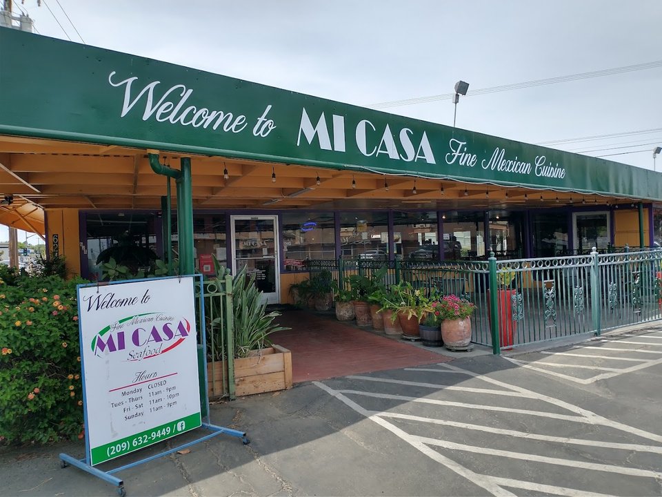 Restaurant entrance with casual, welcoming seating.